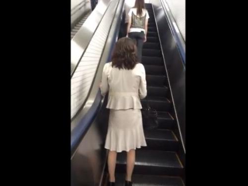 【盗撮】お色気ムンムンの人妻熟女の下半身を逆さ撮りすると絶景のパンチラ映像が完成した！