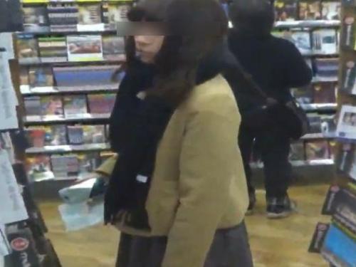 【盗撮】店内で商品を入念い物色する素人お嬢さんの下半身を的確に逆さ撮りしたパンチラ映像を公開！