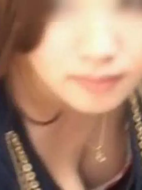 【盗撮】胸チラ乳首ゲット！超絶美人な人妻風の女性のオッパイ丸映りの瞬間！
