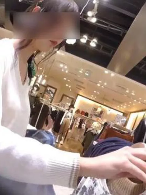 【盗撮】一生懸命な接客が好印象な美人ショップ店員のギャルのパンチラを隠し撮りしてる！