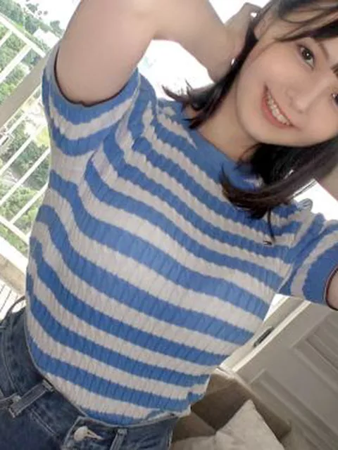 おっぱい触られて笑っているテーマパークの従業員ひまり24歳