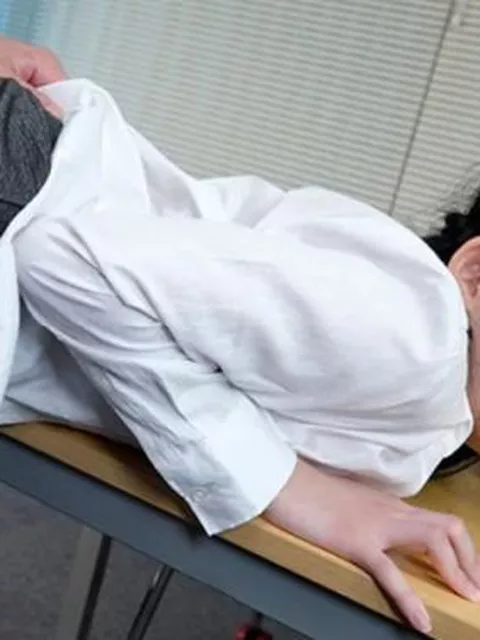 【咲乃小春】夫に残業で遅くなると嘘をついて部長の巨根とハメ狂っていたスレンダー美人の清楚妻！