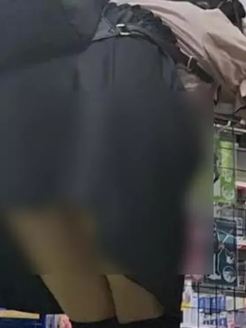 【盗撮】アニメイトにいたニーソックスがお似合いのオタク系女子に粘着して一瞬のパンチラGETｗｗｗ