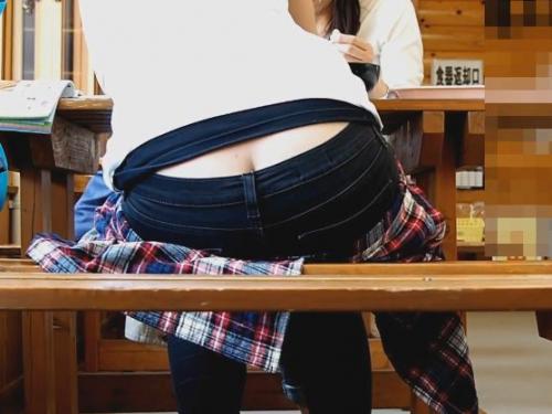 【盗撮】某カフェ店内で女子大生風のギャルがローライズデニムでケツの割れ目が見えている！