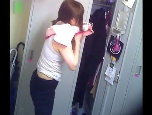 【盗撮】女子更衣室にカメラを設置！副店長の男がバイト女子大生の着替えを隠し撮り！