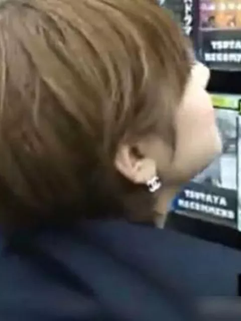【盗撮】某レンタルDVDショップ店内で激カワギャルの股間から舐めるようにパンチラ撮影！