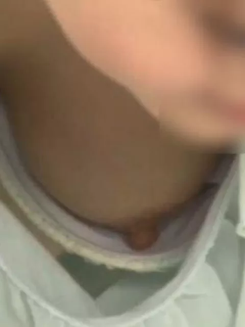 【盗撮】巨乳美人の女性社員が胸チラした瞬間に超デカ乳首のデカパイ丸見え！