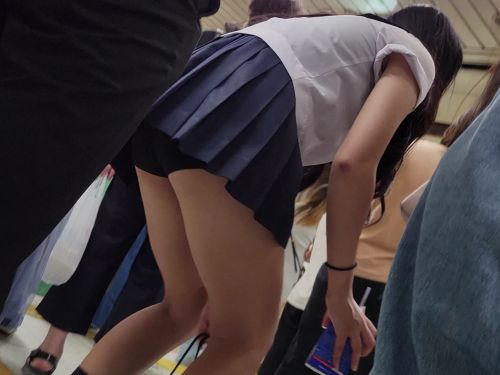 【盗撮】駅校内でセーラー服女子が脚長すぎるのにミニスカ過ぎてブルマが見えまくってる！