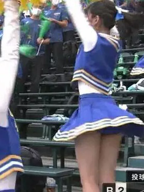 【盗撮】一番かわいい子のパンティ見えた！甲子園のTV中継に写り込んだJKチアリーディングの美少女のお宝級パンチラ！