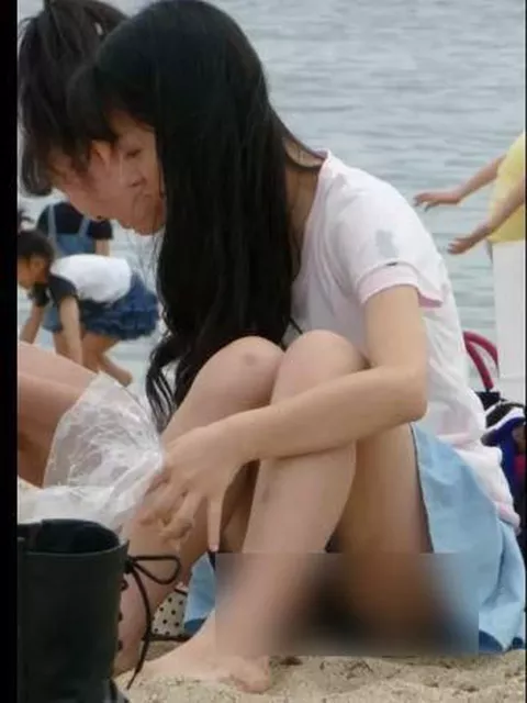 【盗撮】海に来ていたサークルらしき大学生の中のマジで可愛い黒髪美少女の胸チラ＆パンチラ隠し撮り！