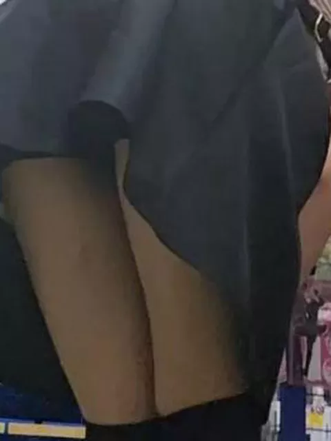 【盗撮】オタクの聖地である某店内でニーハイ女子に粘着して前かがみパンチラを激写！
