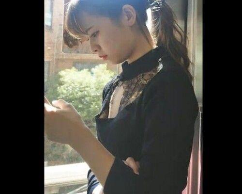 【盗撮】激レア胸チラ作品！電車内で顔面レベルMAXの美女の乳首GETを果たした奇跡的隠し撮り作品！