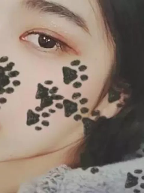 【自撮り女子】小顔美人のOLがブラジャー外して晒したドスケベ乳輪の美巨乳をSNS公開中！