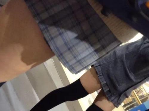 【盗撮】際限なく危険なパンチラ！某ショップ店内で黒ニーソの放課後JKたちのスカート内を接写撮り！
