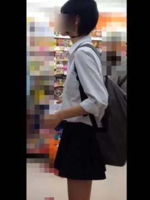 【盗撮】ガリガリに近い華奢な女子校生美少女のパンチラを逆さ撮りするとマン肉よせ上げ状態ｗｗｗ