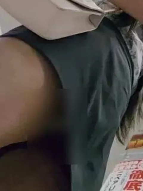 【盗撮】ドンキで買い物中のミニスカ美脚女子の美形ギャルのパンチラをローアングルから隠し撮り！