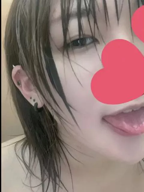 【自撮り女子】マン毛の薄い地雷系美人ギャルが裏垢で極秘公開してた美乳全裸とオナニー動画！