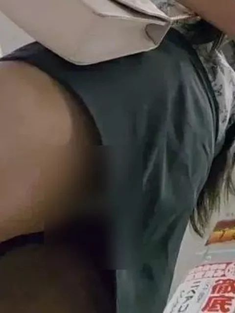 【盗撮】ドンキで買い物中のミニスカ美脚女子の美形ギャルのパンチラをローアングルから隠し撮り！