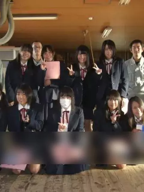 【加工無し】愛知県立春日井西高等学校の女子生徒が企業訪問した際に撮影されたパンフレット用写真にパンチラ映り込む！