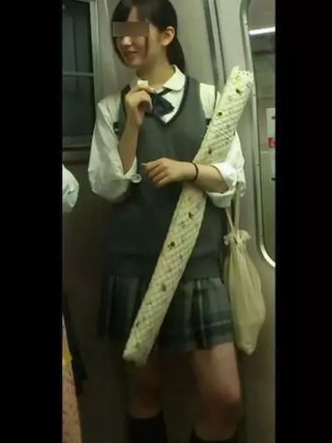 【盗撮】制服で学校も特定！某沿線の電車内で美少女すぎてパンチラを撮影されたハーフ女子校生がヤバイｗｗｗ