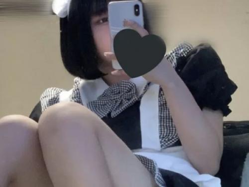 【個人撮影】コスプレ姿の裏垢女子パイパン19歳さんがむき出し無毛マンコで挿入オナニーを自撮り投稿！