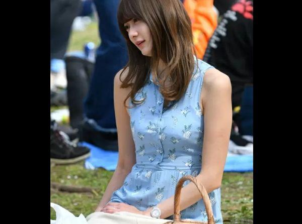 【盗撮】有名インスタ女子の美女が代々木公園で花見をした際に撮影されたパンチラが神がかってる！