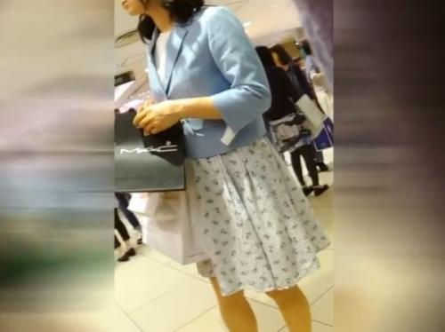 【リアルHQ盗撮】飛び切りイイ女臭の隠しきれないセレブ系美人若妻のパンティを隠し撮りしてきたぞ！