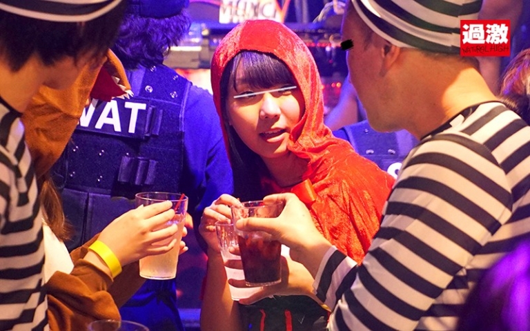 【素人】パーティ中に男から泥酔させられた女を凌辱！人気のない場所に連れられ2本のチンポで口を犯される！