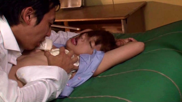 【紗倉まな】美人の女教師を襲う男子生徒！無理やりパンツを脱がせてチンポを捻じ込み激ピストン！
