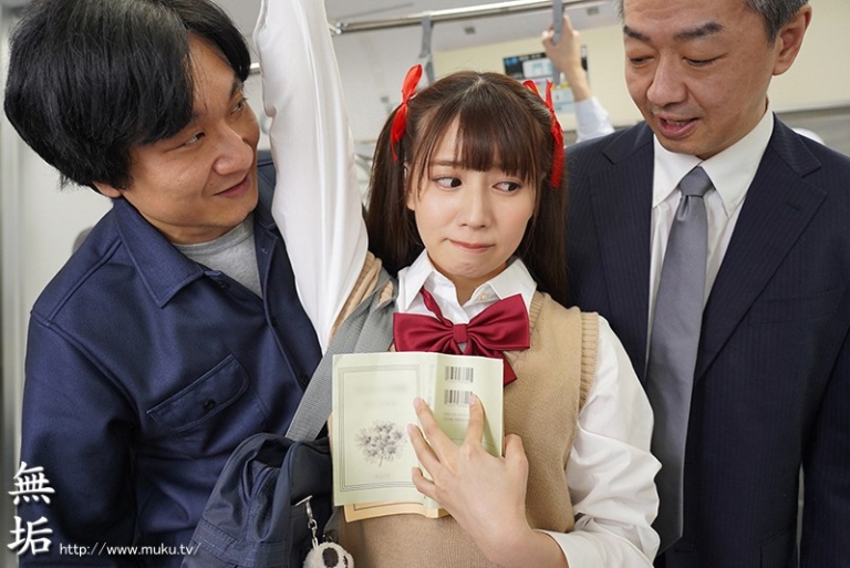 【初川みなみ】ツインテールの女子高生が痴漢に手マンされ電車内でイラマチオ！発育中の貧乳を吸われて3Pを強要！