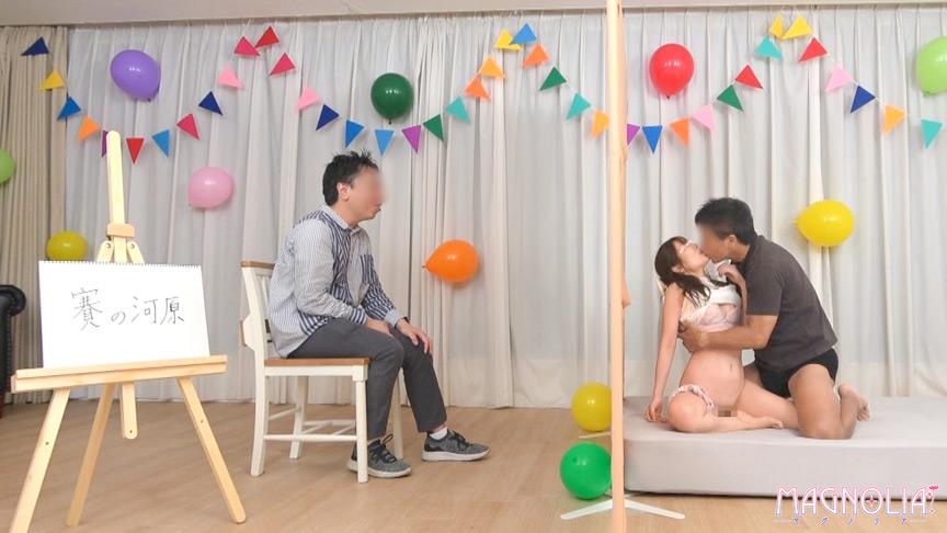 『仲良し夫婦限定!壁穴から顔を出したまま身体にイタズラを受けて連想ゲーム!』年下美人妻が挑戦!旦那に見えない壁の向こうでは知らない男に手マンされて潮吹き!?パイパンマ●コに全力ピストンどっぷり連続中出し!!【街角素人モニタリング#なつき#26歳】4