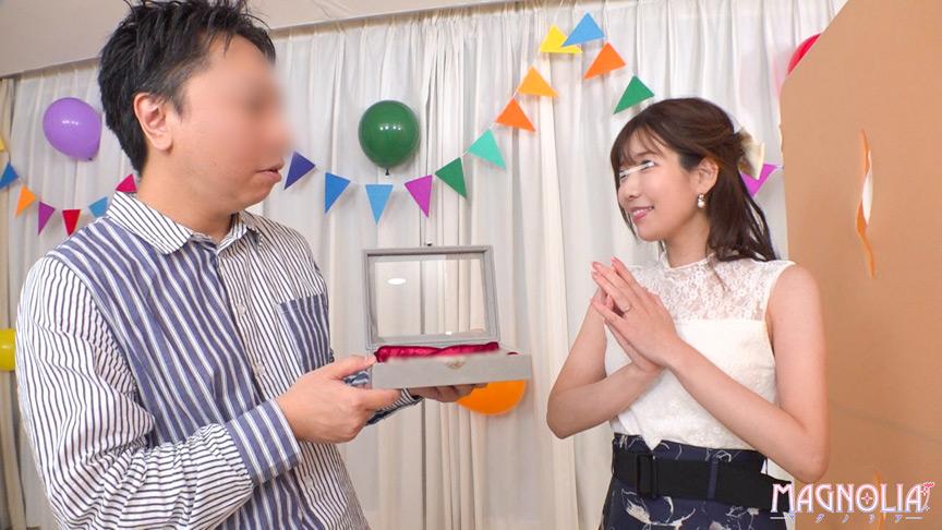 『仲良し夫婦限定!壁穴から顔を出したまま身体にイタズラを受けて連想ゲーム!』年下美人妻が挑戦!旦那に見えない壁の向こうでは知らない男に手マンされて潮吹き!?パイパンマ●コに全力ピストンどっぷり連続中出し!!【街角素人モニタリング#なつき#26歳】10