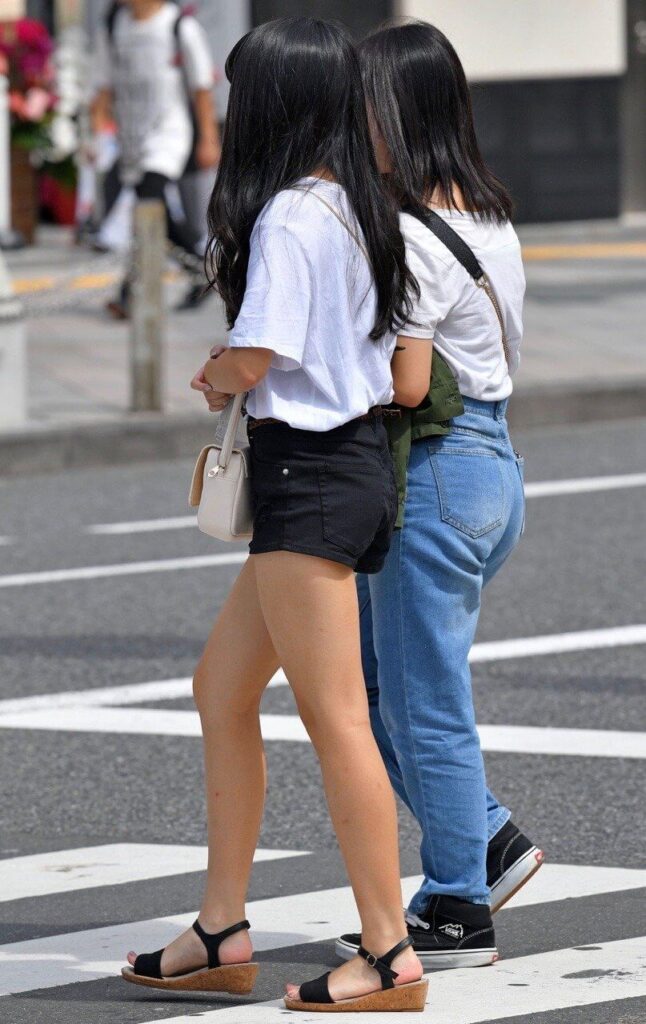 街撮りのお姉さんのショーパンをAIの力で半分ひっぺがしてみた11
